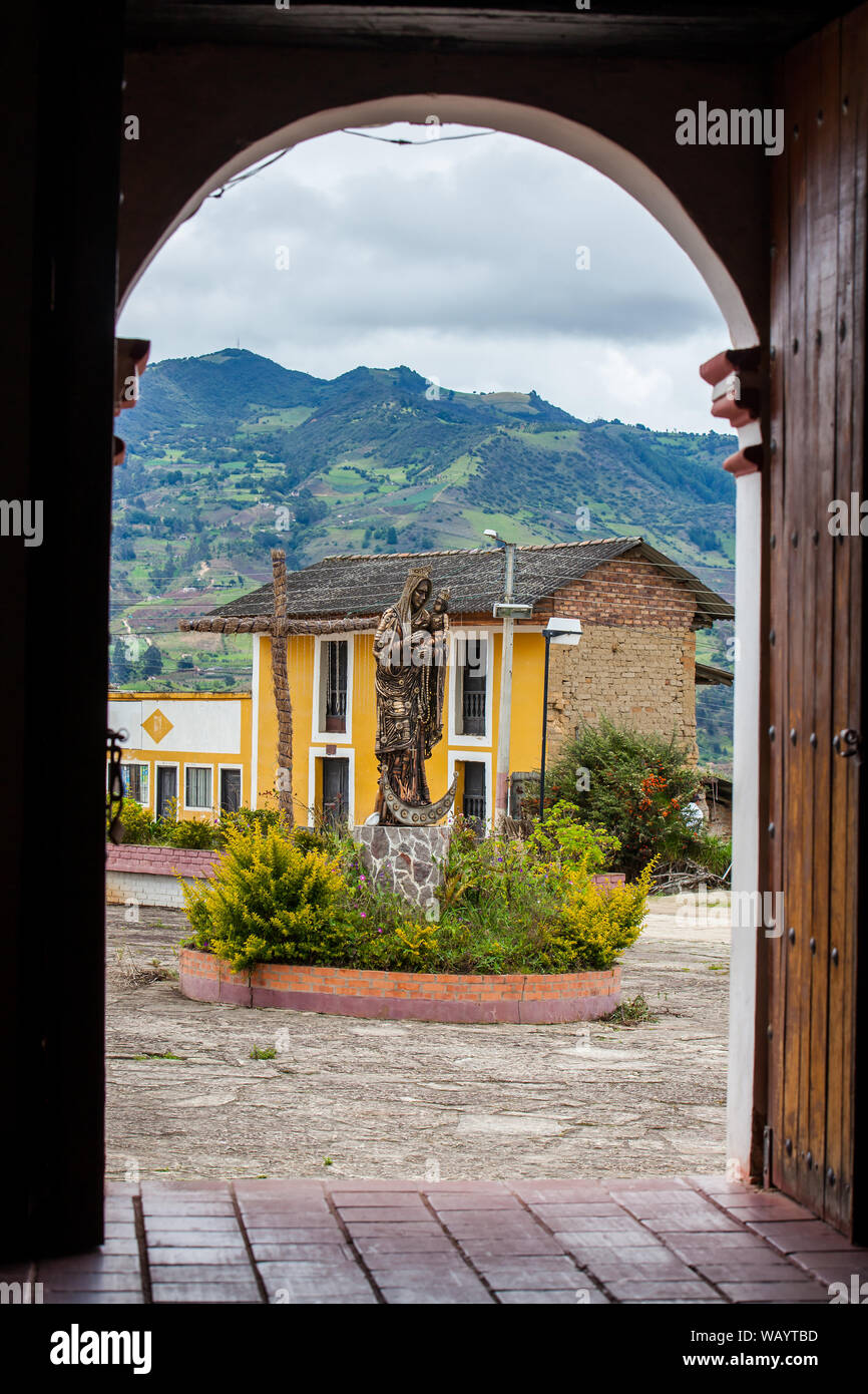 TURMEQUE, COLOMBIA - agosto, 2019: la statua della Vergine Maria e Gesù di fronte alla cappella di Nostra Signora del Rosario di un antica chiesa di Turmeque cit Foto Stock