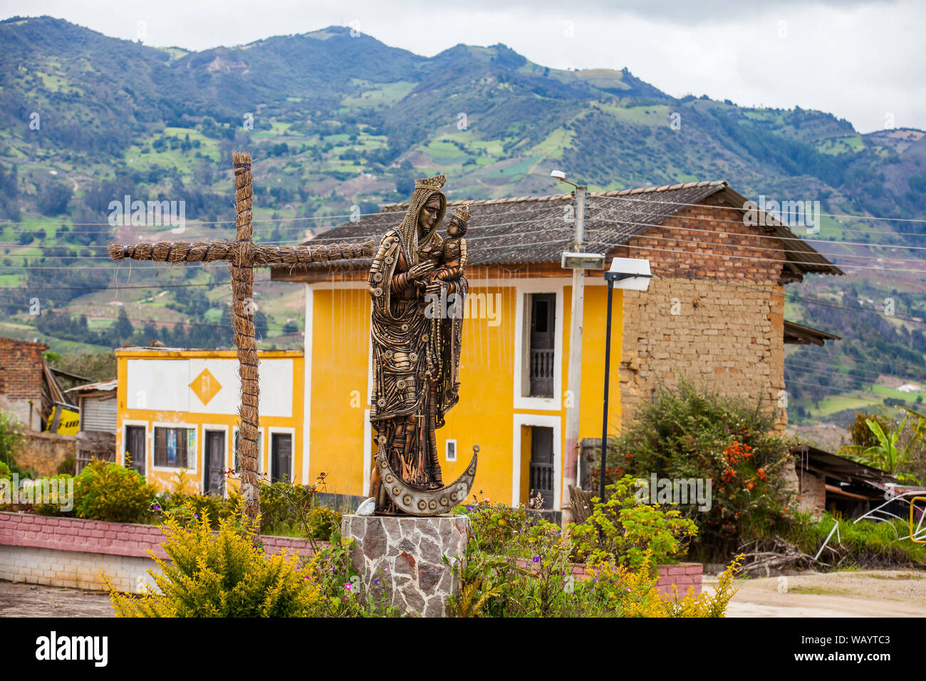 TURMEQUE, COLOMBIA - agosto, 2019: la statua della Vergine Maria e Gesù di fronte alla cappella di Nostra Signora del Rosario di un antica chiesa di Turmeque cit Foto Stock