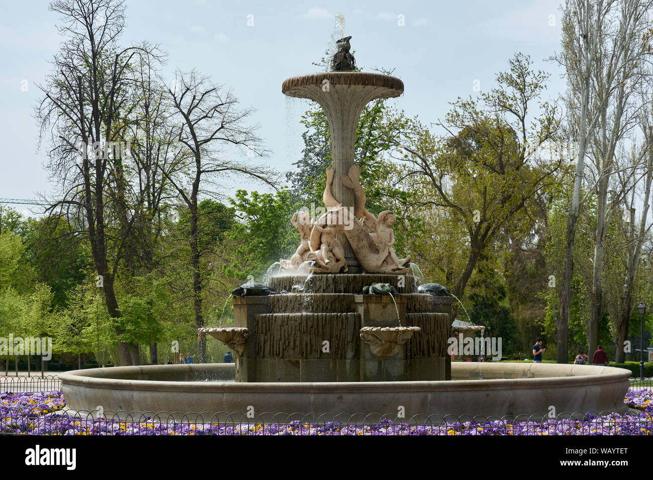 MADRID, Spagna - 23 Aprile 2018: La Fontana delle Galapagos, o Fontana di Isabel II, nel Parco del Retiro di Madrid, Spagna. Foto Stock