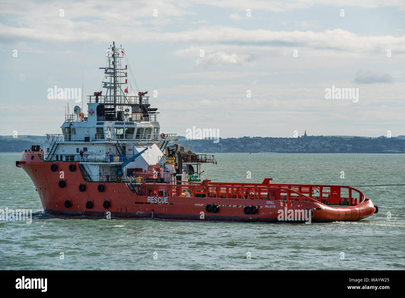 L'oceano andando tug Opal uscire Portsmouth, Regno Unito il 13 agosto 2019 il traino del Naval RFA ausiliario Gold Rover per un bagno turco breakers cantiere. Foto Stock