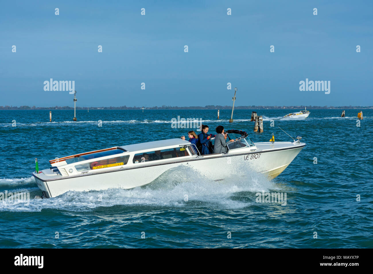Un taxi d'acqua nella laguna veneziana (Laguna di Venezia), Laguna Veneta, Italia Foto Stock