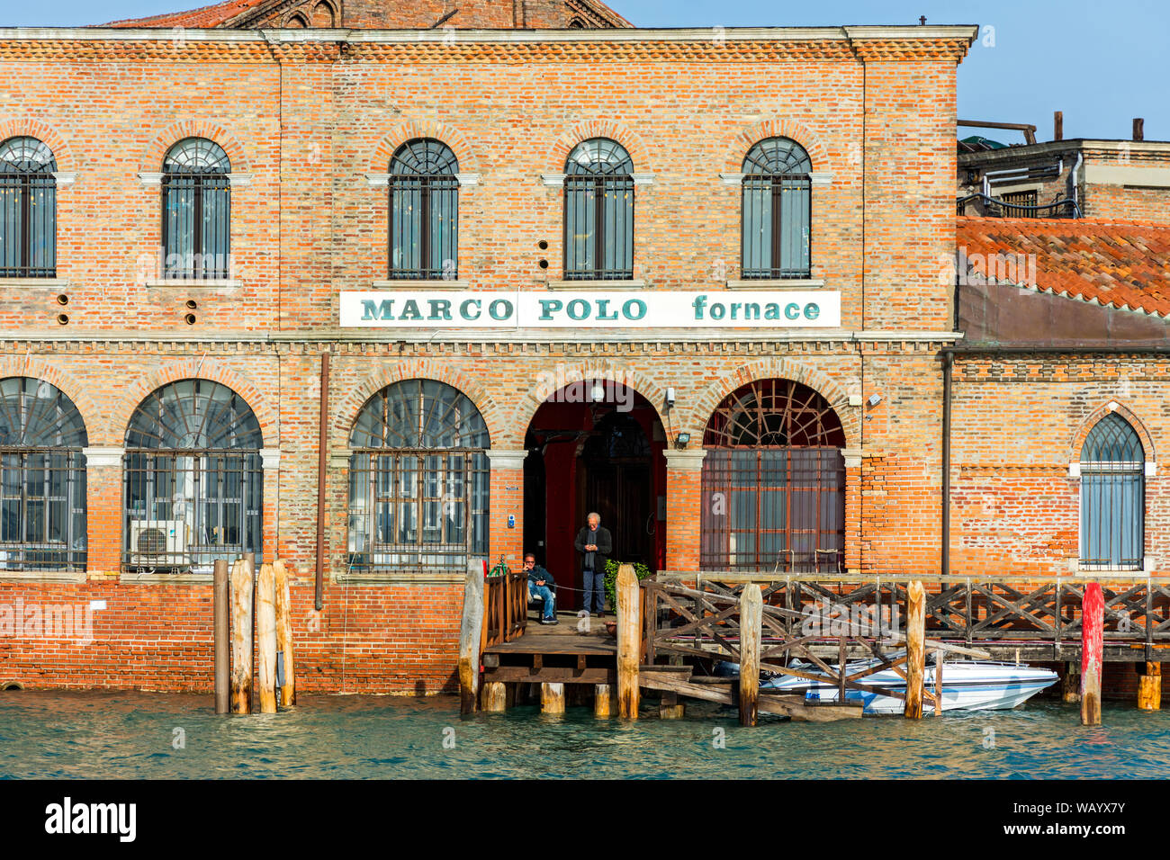Il Marco Polo fornace fabbrica del vetro costruzione sull'isola di Murano, Laguna Veneta, Italia Foto Stock