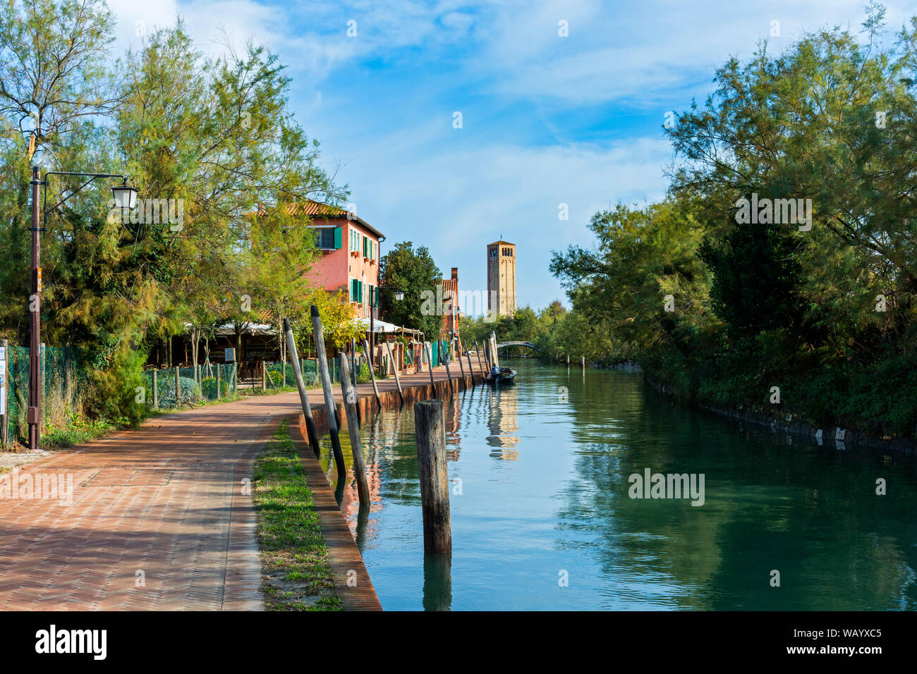 Il campanile (torre campanaria della Basilica di Santa Maria Assunta dal canale maggiore, isola di Torcello, Laguna Veneta, Italia Foto Stock