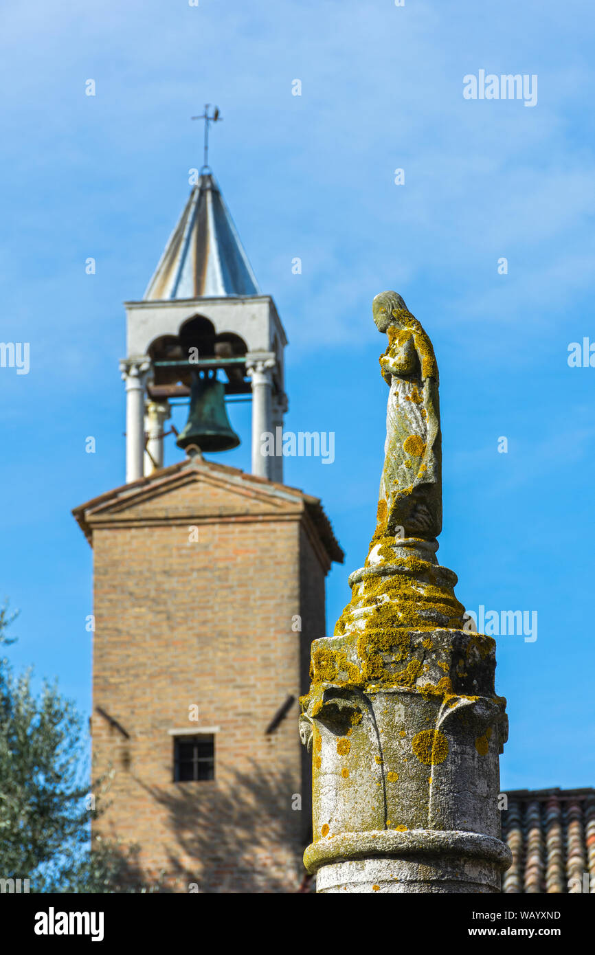 La torre campanaria del Palazzo del Consiglio edificio e una statua nella motivazione, isola di Torcello, Laguna Veneta, Italia Foto Stock