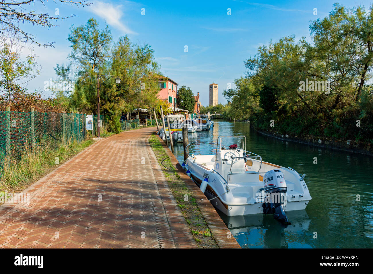 Il campanile (torre campanaria della Basilica di Santa Maria Assunta dal canale maggiore, isola di Torcello, Laguna Veneta, Italia Foto Stock