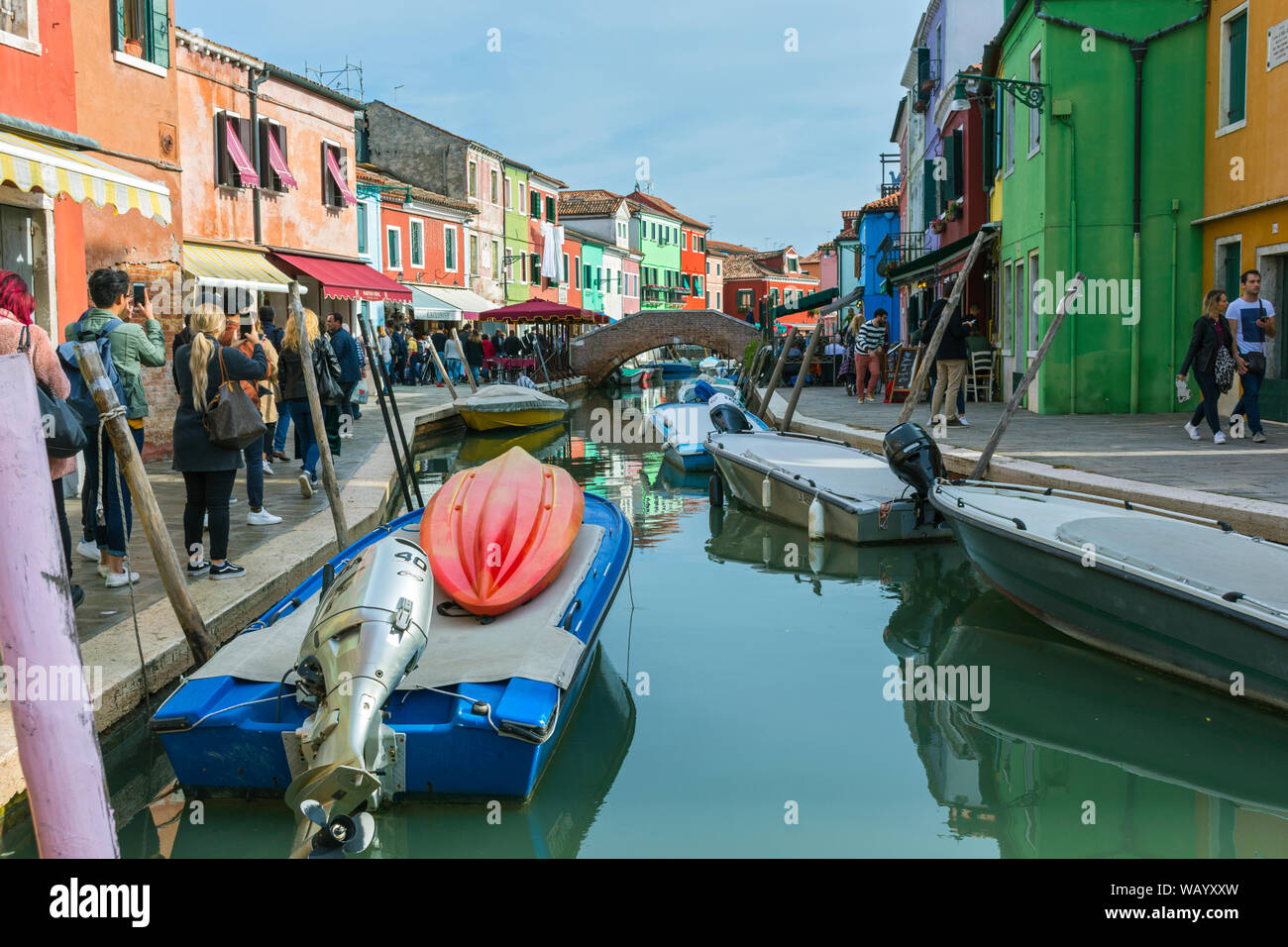 Vivacemente colorati edifici lungo il Rio Assassini canal, Burano, Laguna Veneta, Italia. La Fondamenta Cao Moleca (a destra), Fondamenta San Mauro (sinistra). Foto Stock