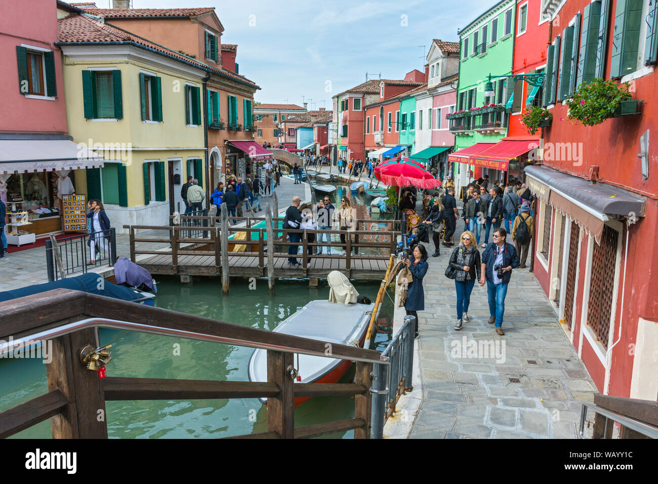 Vivacemente colorati edifici lungo il Rio Assassini canal, Burano, Laguna Veneta, Italia. La Fondamenta Cao Moleca (sinistra), Fondamenta San Mauro (a destra). Foto Stock