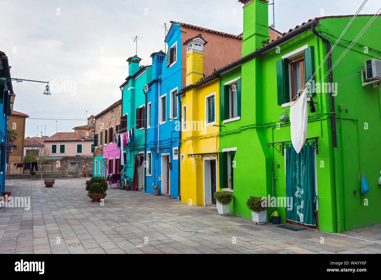 Case vivacemente colorate sull isola di Burano, Laguna Veneta, Italia Foto Stock