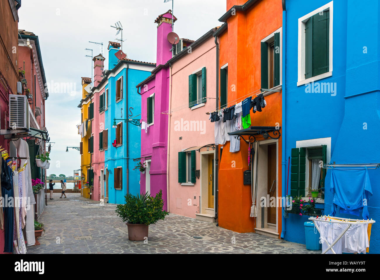 Case vivacemente colorate sull isola di Burano, Laguna Veneta, Italia Foto Stock