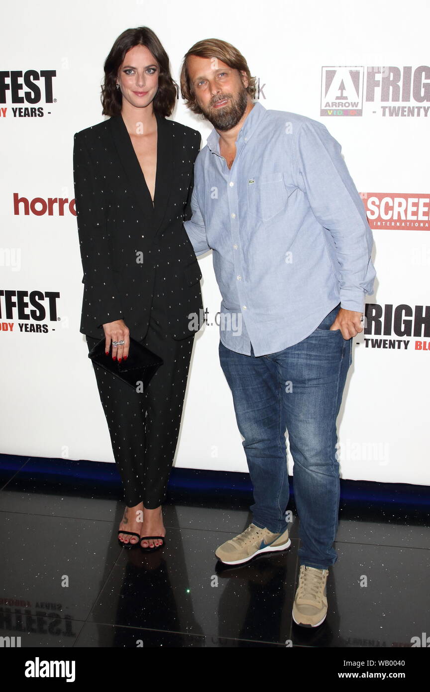 Direttore Alexandre Aja e portare attrice Kaya Scodelario frequentare lo screening di strisciare sulla serata di apertura del FrightFest 2019 all'Impero Cineworld, Leicester Square a Londra. Foto Stock