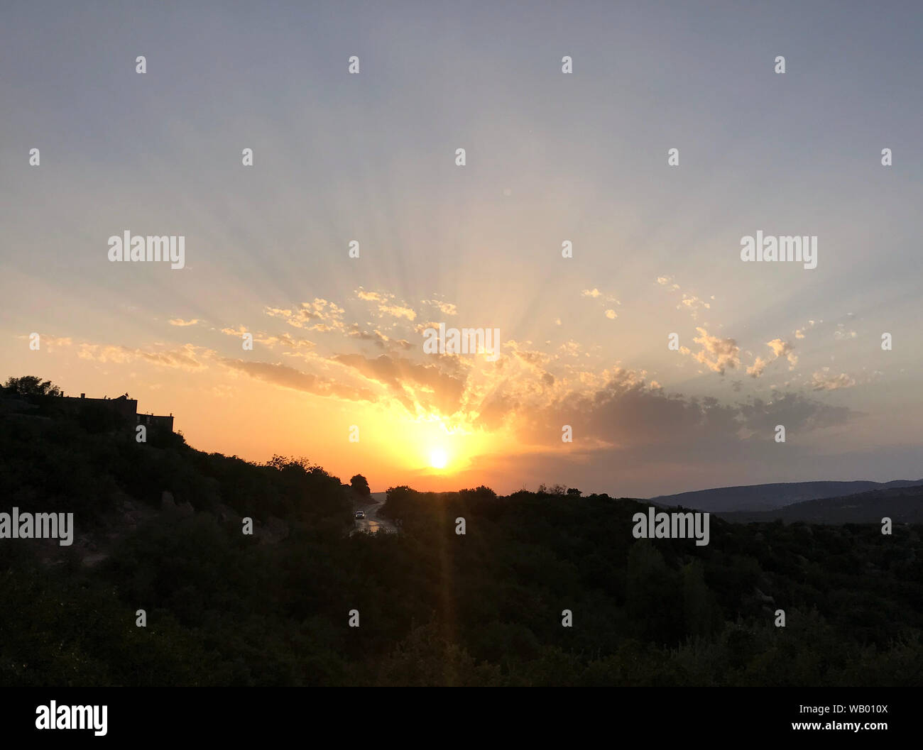 Tramonto con le nuvole e raggi Foto Stock