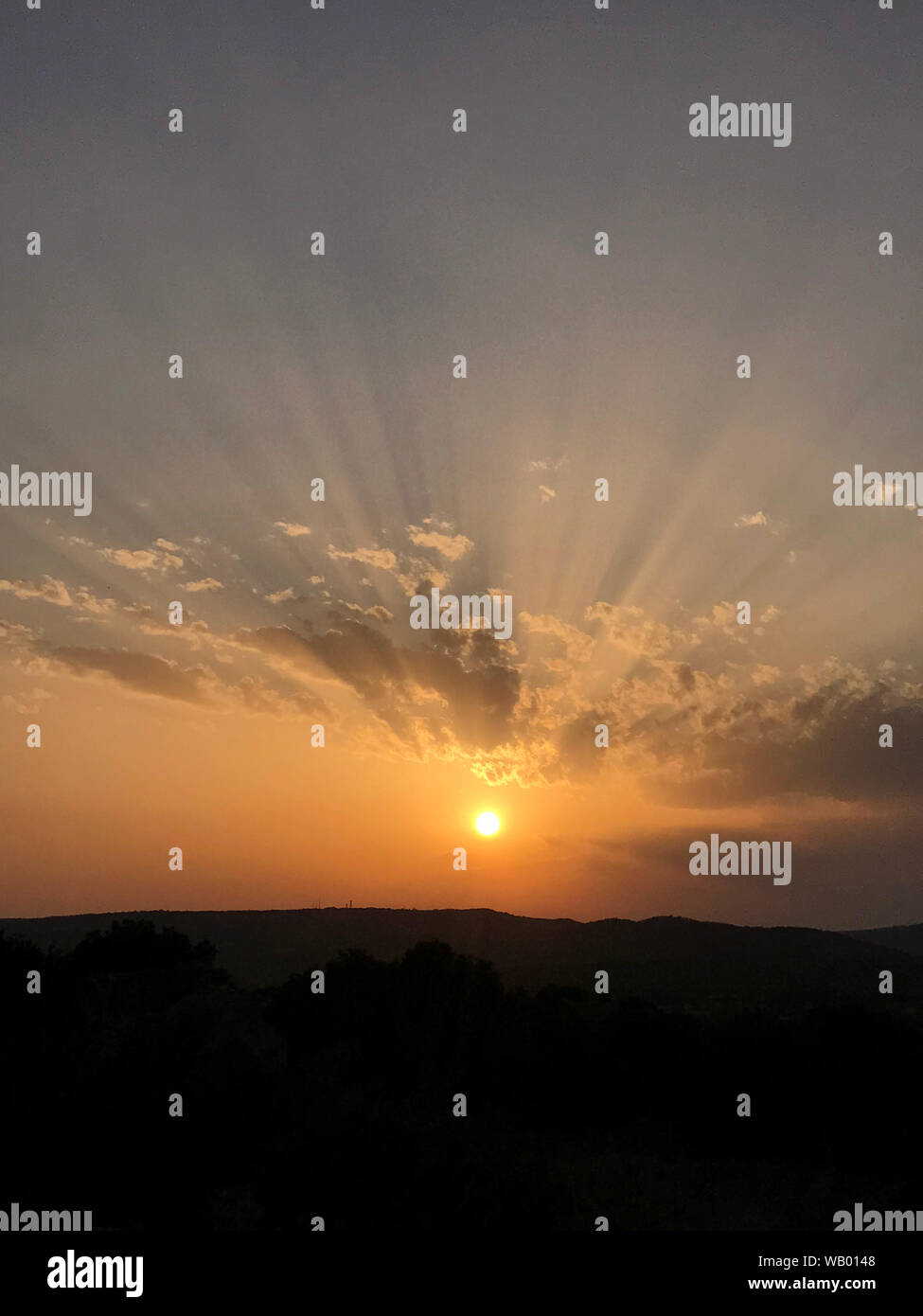 Tramonto con le nuvole e raggi Foto Stock