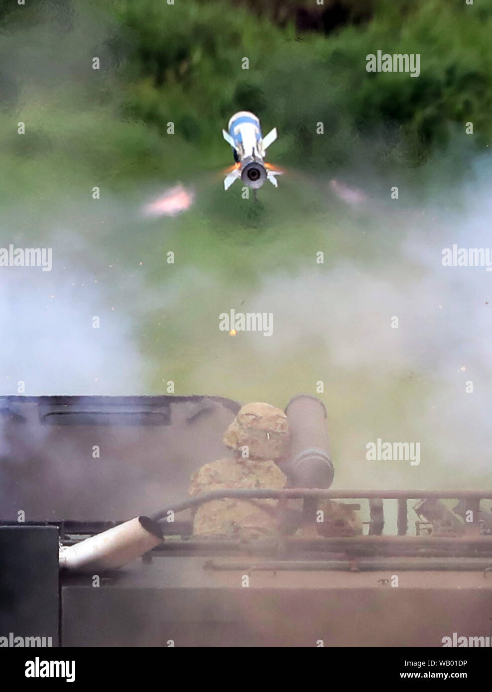 Gotemba, Giappone. Il 22 agosto, 2019. In Giappone il terreno Forze di autodifesa soldato incendi un serbatoio anti-missile durante un annuale esercizio militare all'Higashi Fuji poligono di tiro in Gotemba al piede di Mt. Fuji a Shizuoka ptefecture giovedì 22 agosto, 2019. Il trapano annuale comporta alcuni 2.400 personnels e 80 carri armati e veicoli blindati. Credito: Yoshio Tsunoda/AFLO/Alamy Live News Foto Stock