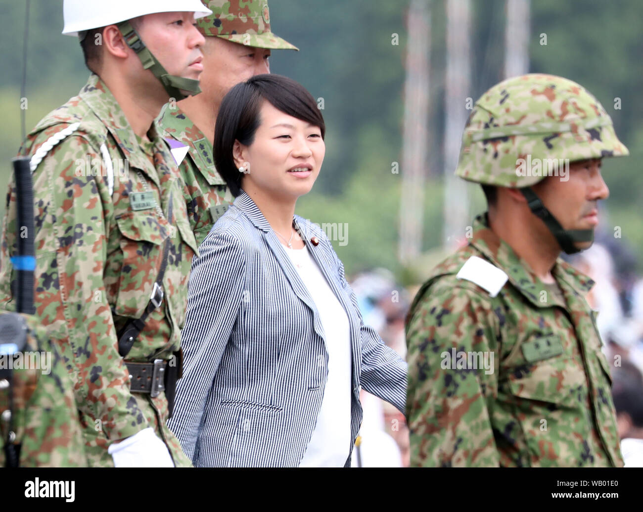 Gotemba, Giappone. Il 22 agosto, 2019. Difesa giapponesi Vice Ministro Takako Suzuki, una figlia di giapponese legislatore Muneo Suzuki arriva a terra Forze di autodifesa annuali di esercizio militare all'Higashi Fuji poligono di tiro in Gotemba al piede di Mt. Fuji a Shizuoka ptefecture giovedì 22 agosto, 2019. Il trapano annuale comporta alcuni 2.400 personnels e 80 carri armati e veicoli blindati. Credito: Yoshio Tsunoda/AFLO/Alamy Live News Foto Stock