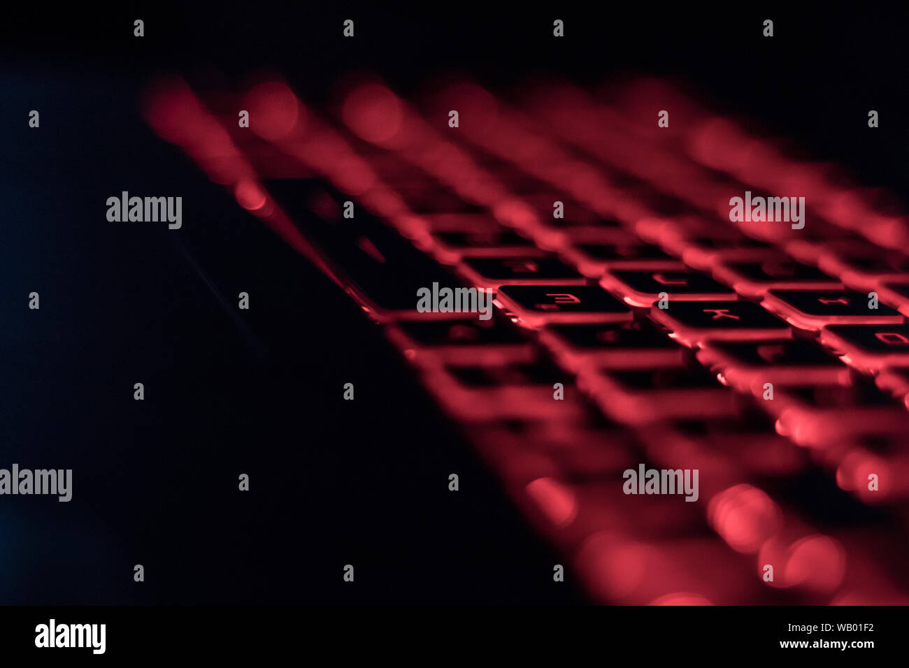 Tastiera del computer con retroilluminazione rossa al buio Foto Stock