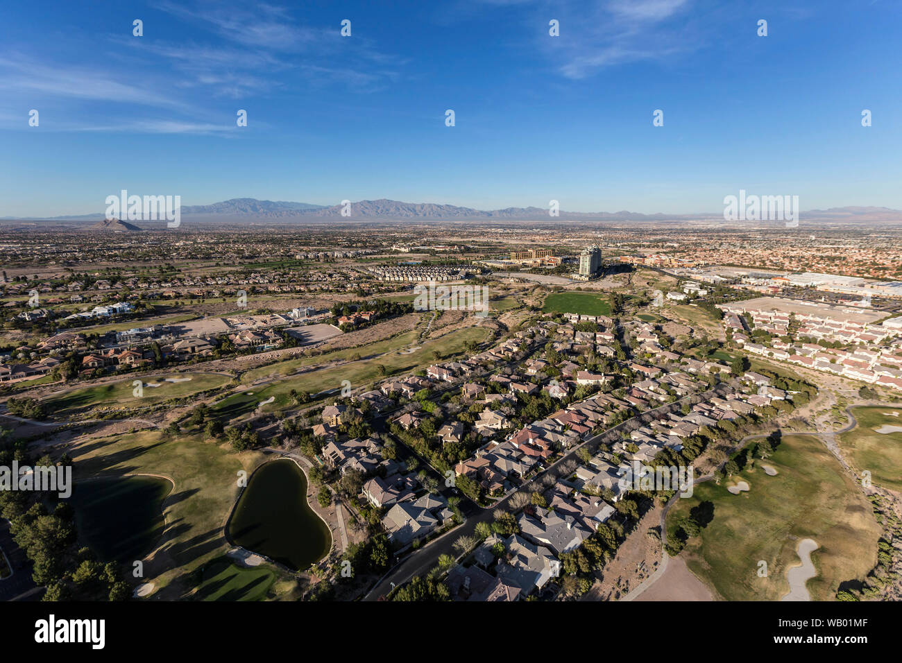 Vista aerea di case e campi da golf nella periferia di Summerlin quartiere di Las Vegas, Nevada. Foto Stock