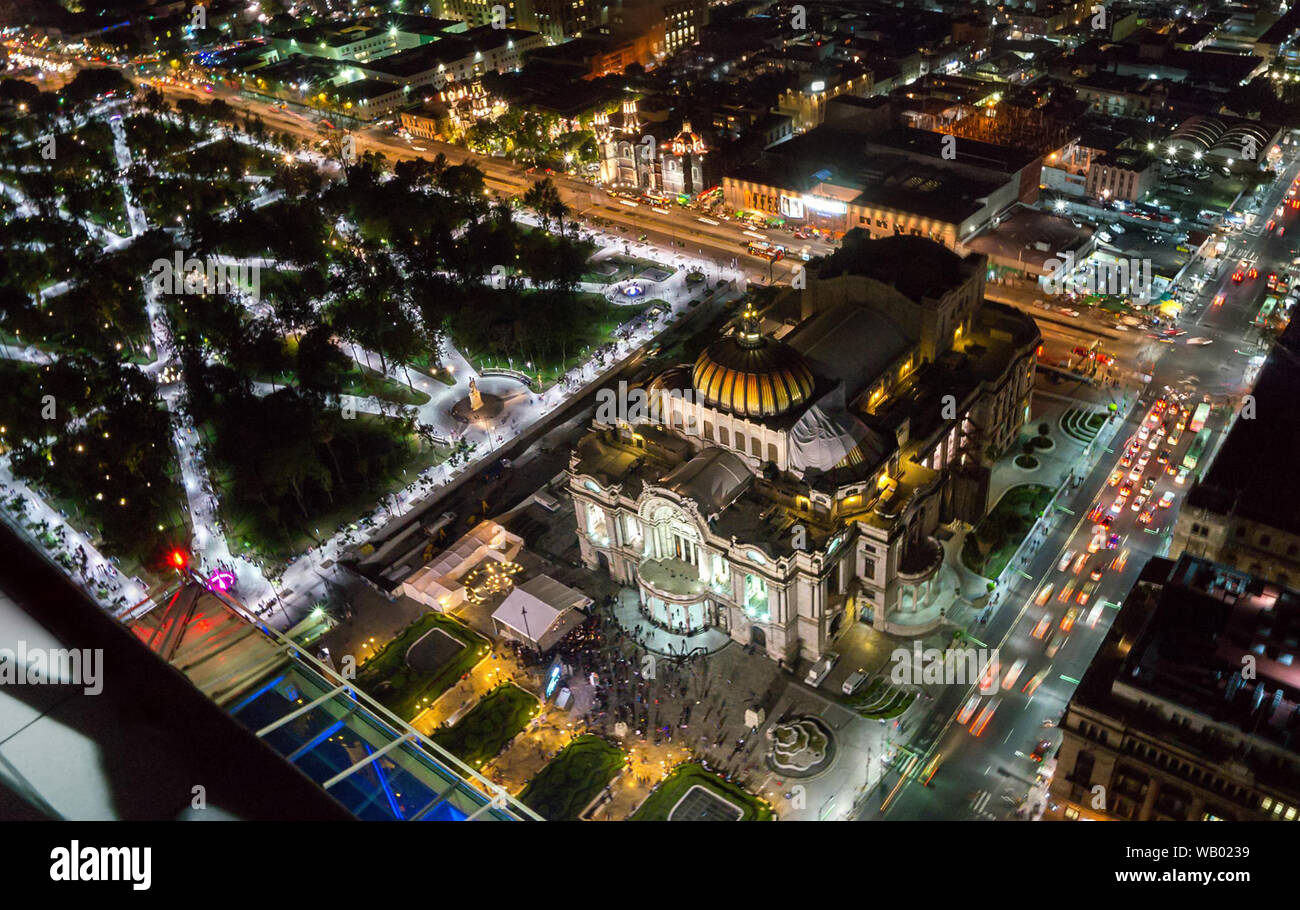 Città del Messico vista dall'alto di Bellas Artes e alameda central dalla torre latinoamericana lookout città di notte con una lunga esposizione per mostrare le luci Foto Stock