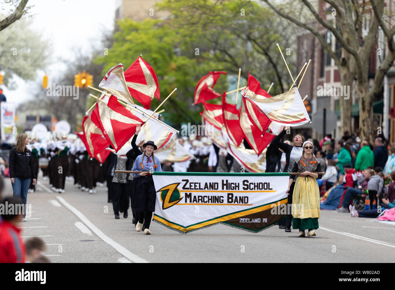 Holland, Michigan, Stati Uniti d'America - 11 Maggio 2019: Tulip Time Parade, membri della Zeeland High School Marching Band di eseguire la parata Foto Stock