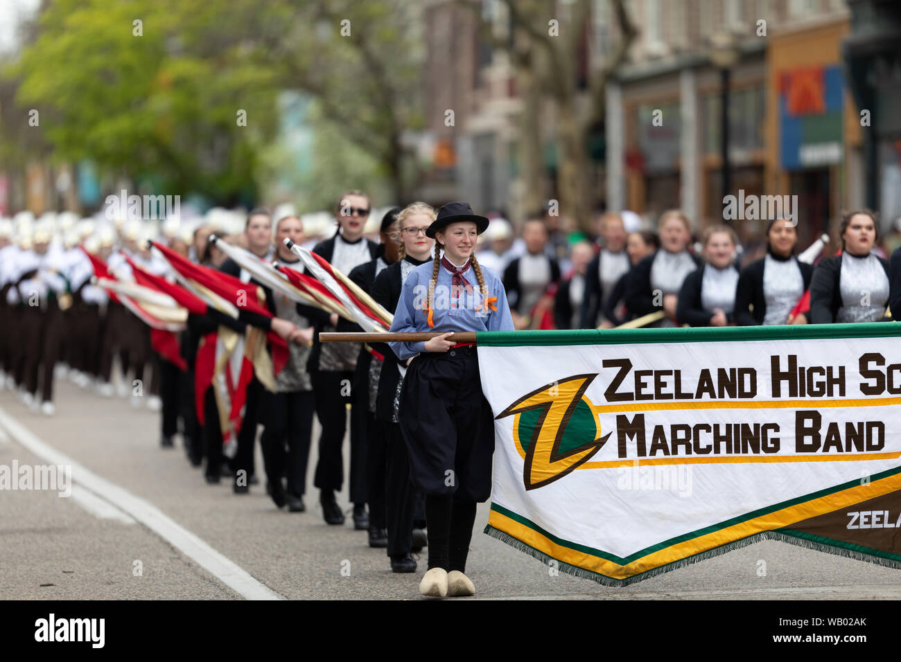 Holland, Michigan, Stati Uniti d'America - 11 Maggio 2019: Tulip Time Parade, membri della Zeeland High School Marching Band di eseguire la parata Foto Stock
