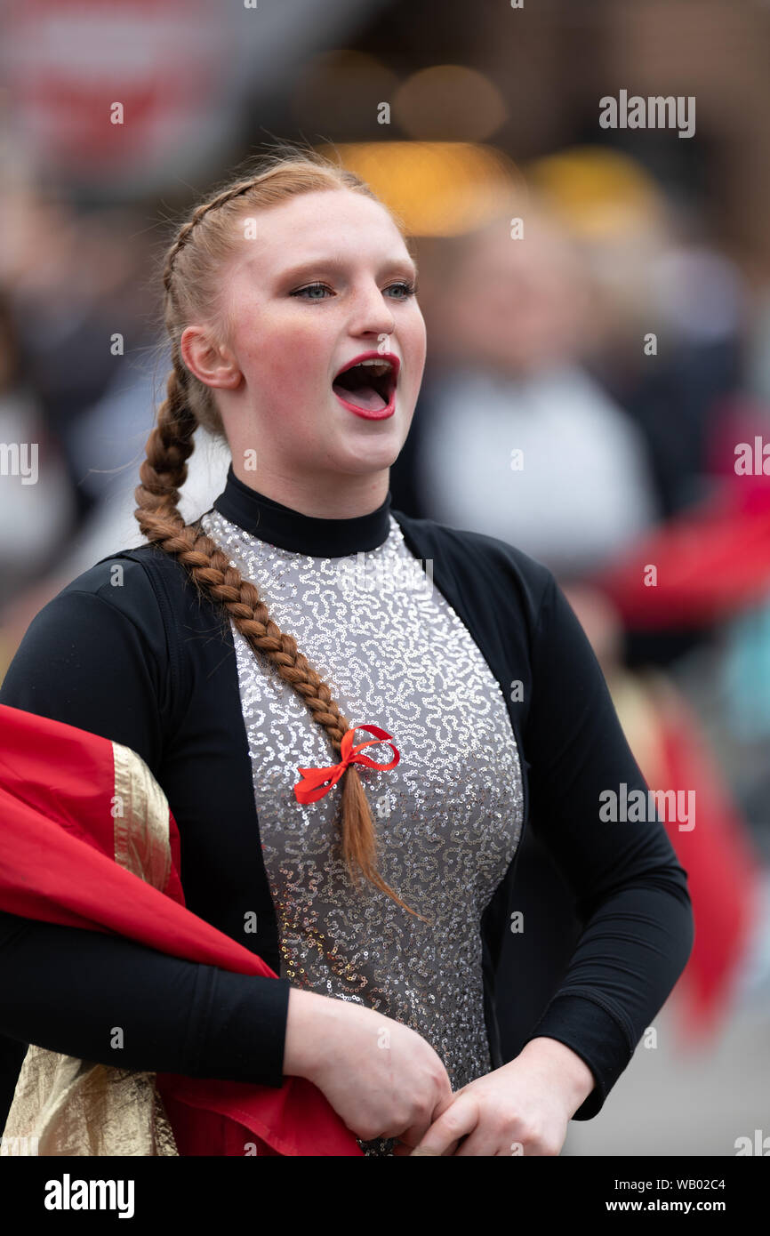 Holland, Michigan, Stati Uniti d'America - 11 Maggio 2019: Tulip Time Parade, membri della Zeeland High School Marching Band di eseguire la parata Foto Stock