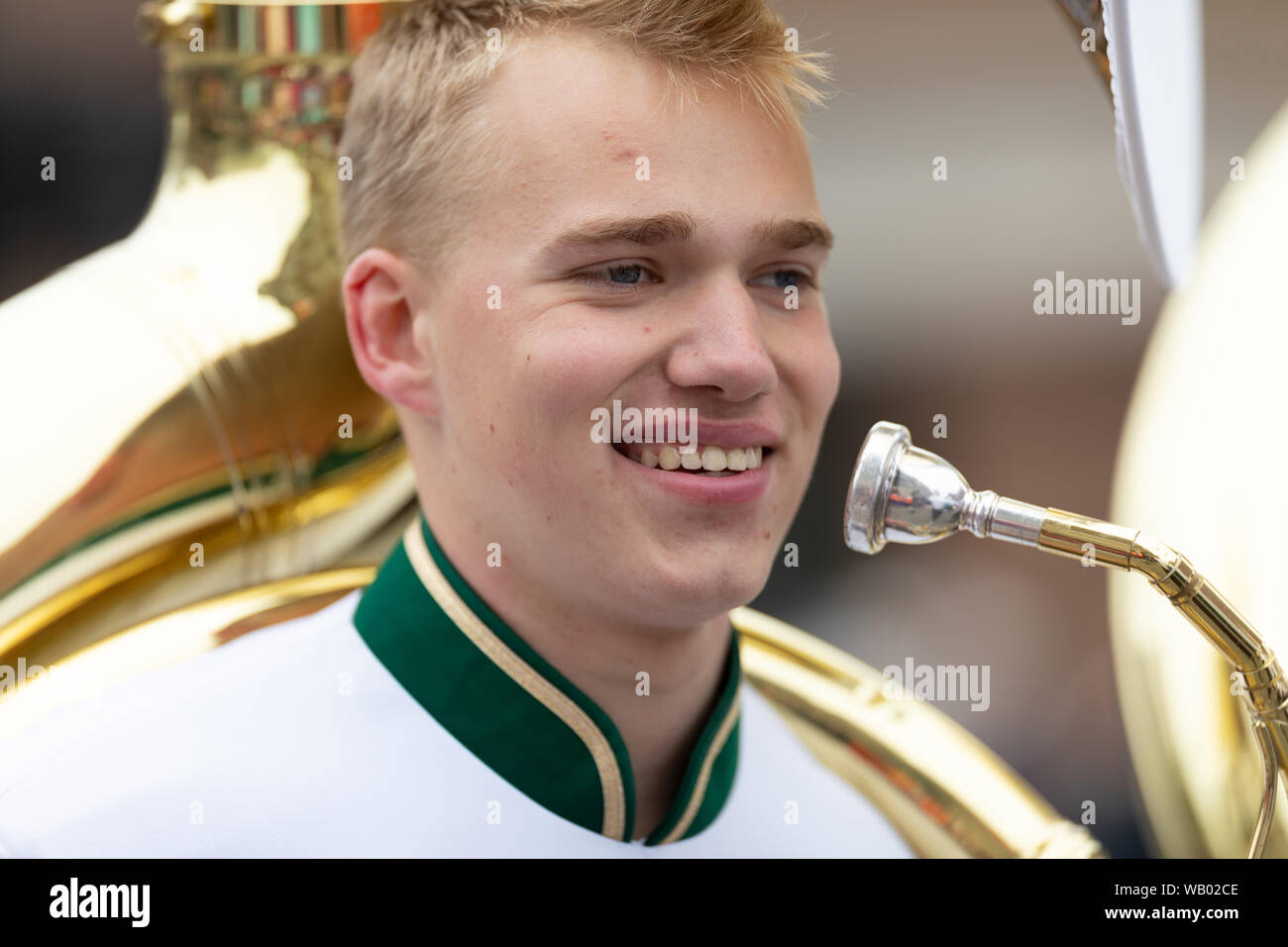 Holland, Michigan, Stati Uniti d'America - 11 Maggio 2019: Tulip Time Parade, membri della Zeeland High School Marching Band di eseguire la parata Foto Stock