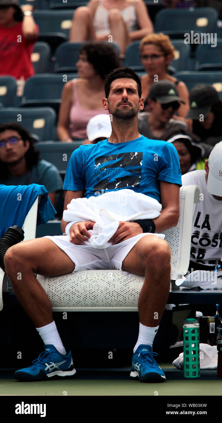 Flushing Meadows, New York, Stati Uniti - 21 agosto 2019. Novak Djokovic di Serbia si prende una pausa mentre si pratica presso il National Tennis Center in Flushing Meadows di New York in preparazione per gli US Open che inizia di lunedì prossimo. Credito: Adam Stoltman/Alamy Live News Foto Stock