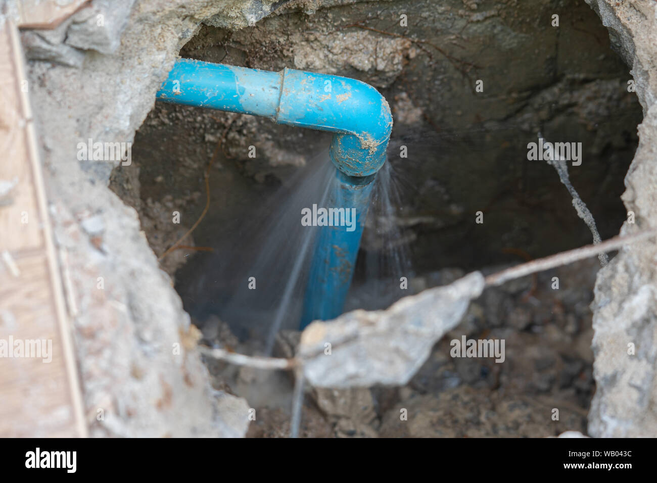 Perdite di acqua dal tubo blu dalla metropolitana Foto Stock