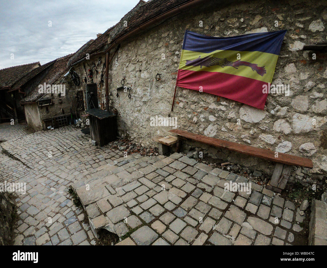 Bandiera rumena all'interno Rasnov Citadel, Romania Foto Stock