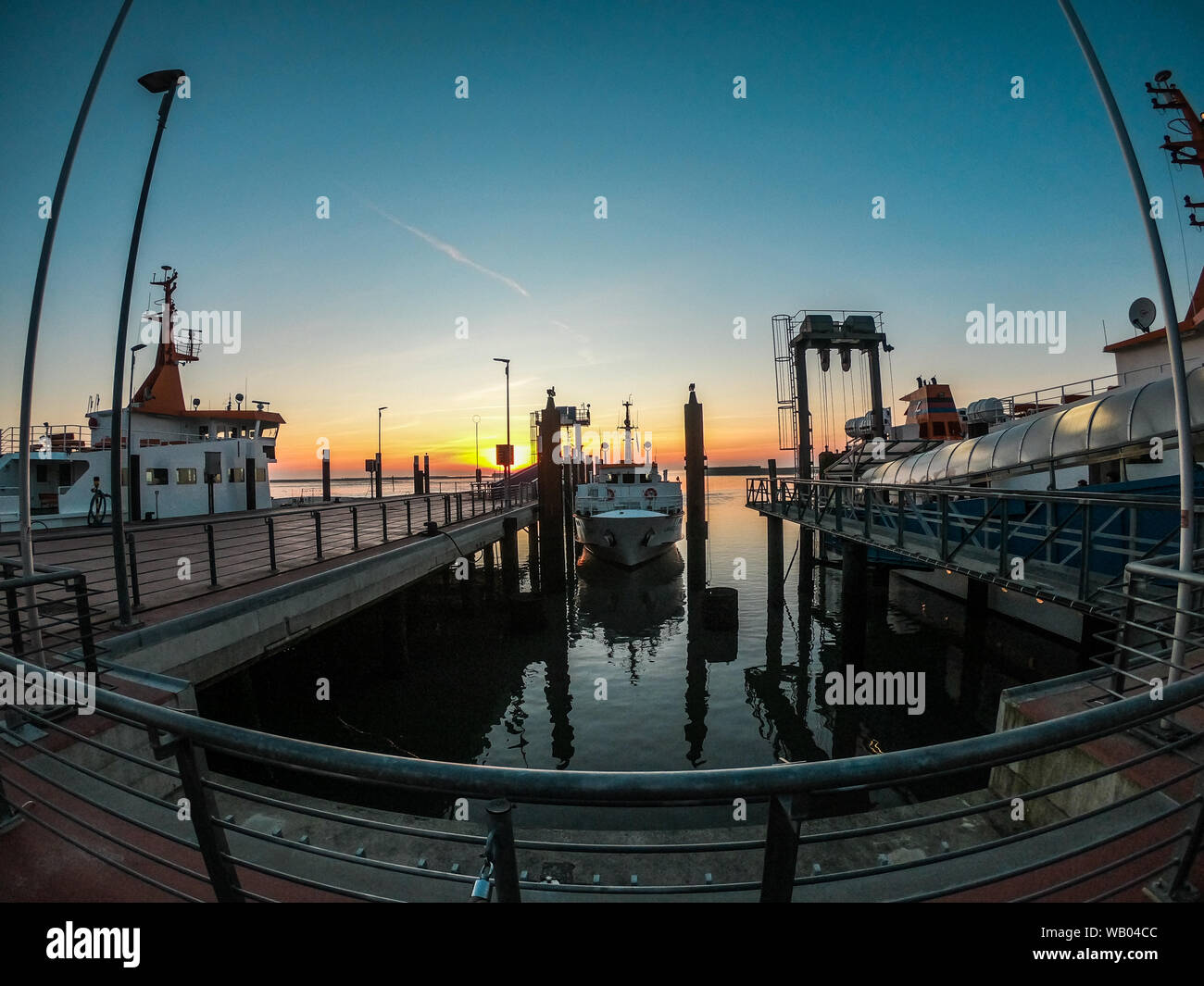 Langeoog porto con le barche parcheggiato al sunrise Foto Stock