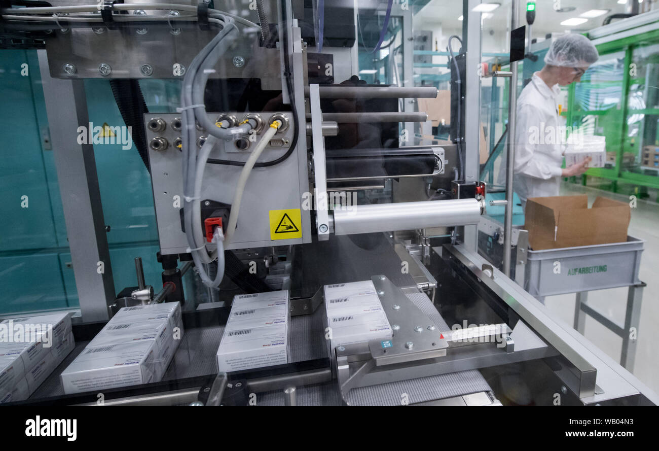 22 agosto 2019, Sassonia-Anhalt, Bitterfeld-Wolfen: Un dipendente della  Bayer Bitterfeld GmbH sta lavorando su un nuovo high-performance  imballaggio sistema presso lo stabilimento di Bitterfeld-Wolfen. Bayer si  sta espandendo il suo portafoglio a