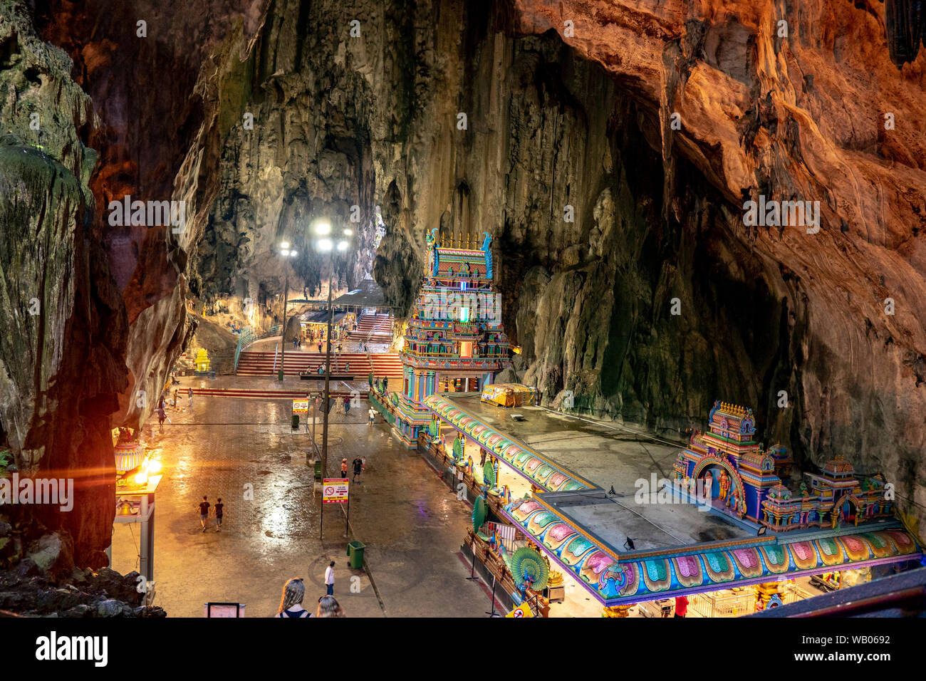Grotte Batu Selangor / Malesia - 1 Maggio 2019 : tempio indù e interno all'interno della grotta di Grotte Batu. Foto Stock