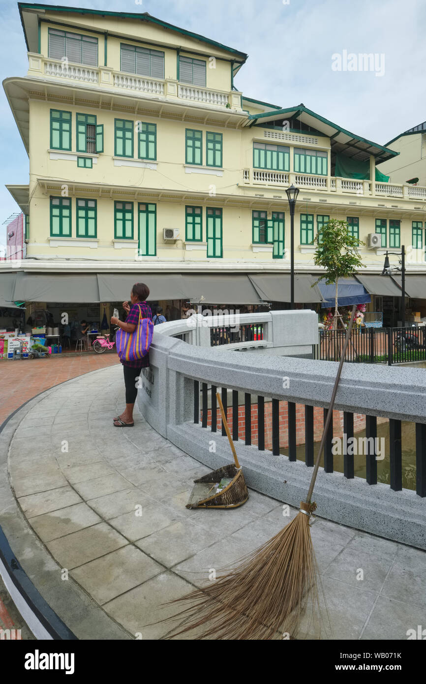 Una tradizionale casa Thai-Chinese a Saphan Han, un ponte al di sopra di Klong (canale) Ongs Ang, Pahurat / area di Chinatown, un'area commerciale di Bangkok, Thailandia Foto Stock