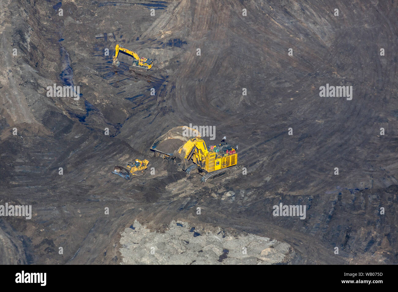 Varie attrezzature minerarie funzionante a Kearl oil sands progetto a nord di Fort McMurray, Alberta, Canada. Foto Stock