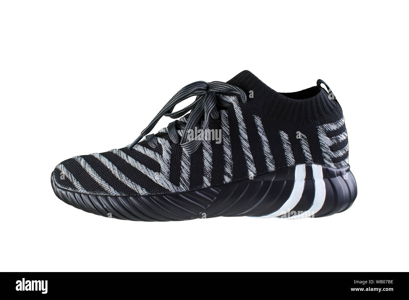 Sneakers. Calzature sportive vista laterale su sfondo bianco Foto Stock