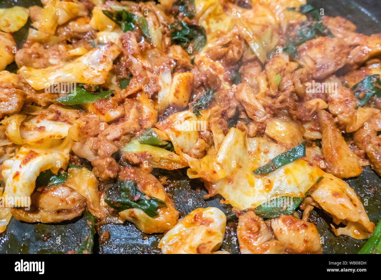 Dakgalbi di stile Coreano stir-fritto di pollo con verdure e salsa piccante Foto Stock