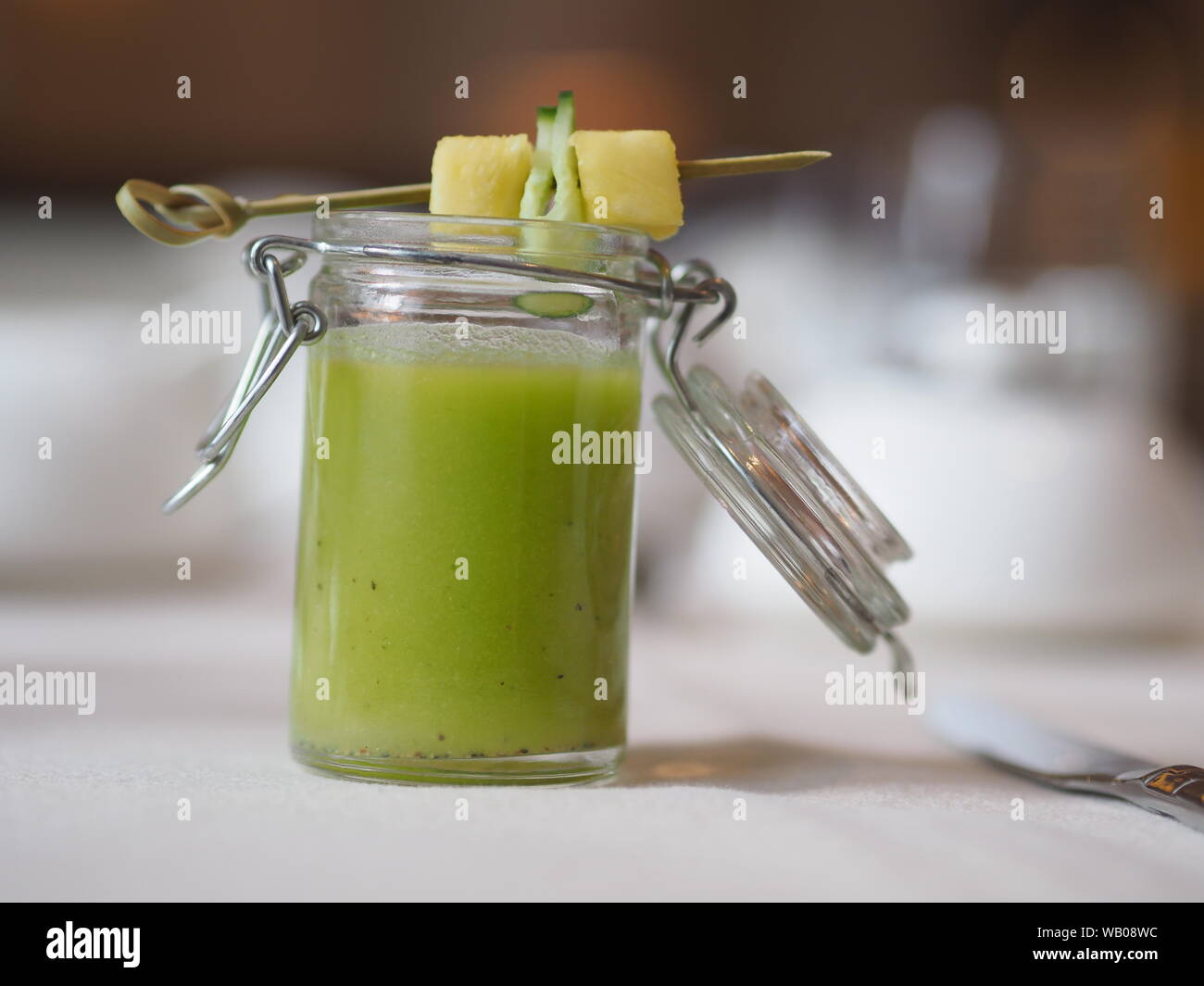 London, Regno Unito - Agosto 2019 - antipasto - Ananas & cetriolo Shot - tè del pomeriggio nel salotto di Wellington all'InterContinental, Park Lane Foto Stock