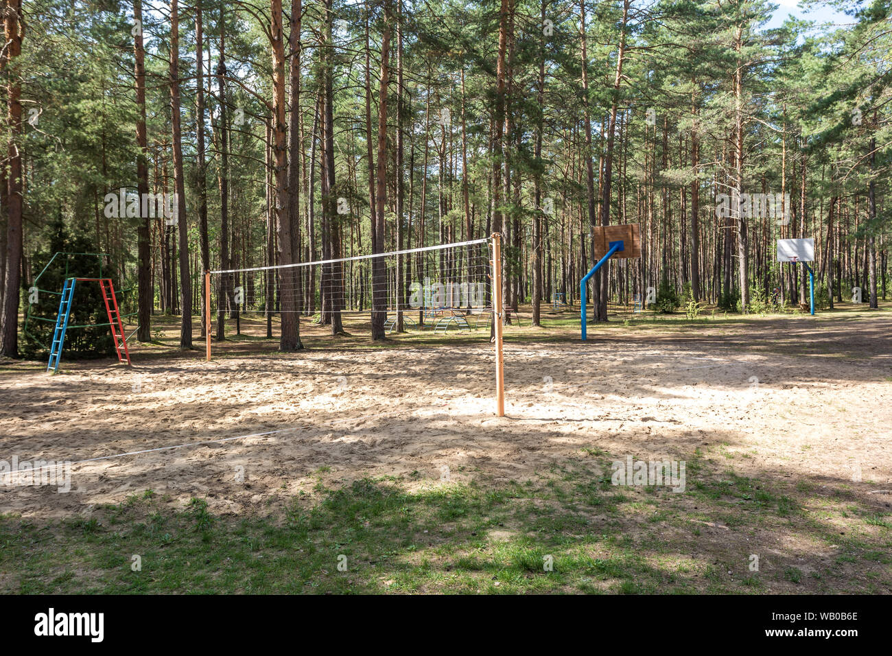 Swing e barre orizzontali sul parco giochi in pineta Foto Stock