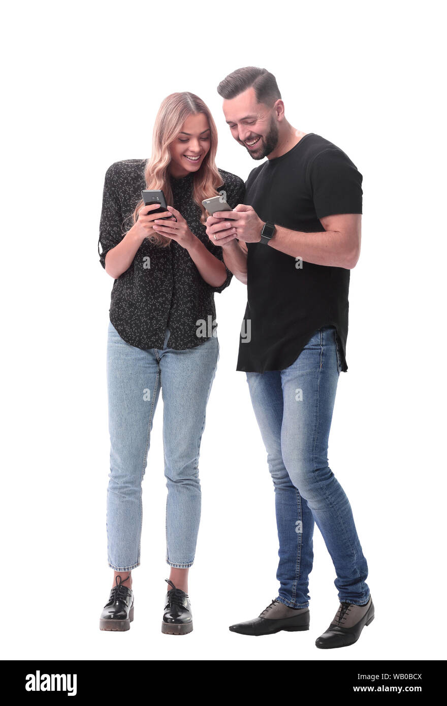 In piena crescita. elegante coppia giovane con gli smartphone Foto Stock
