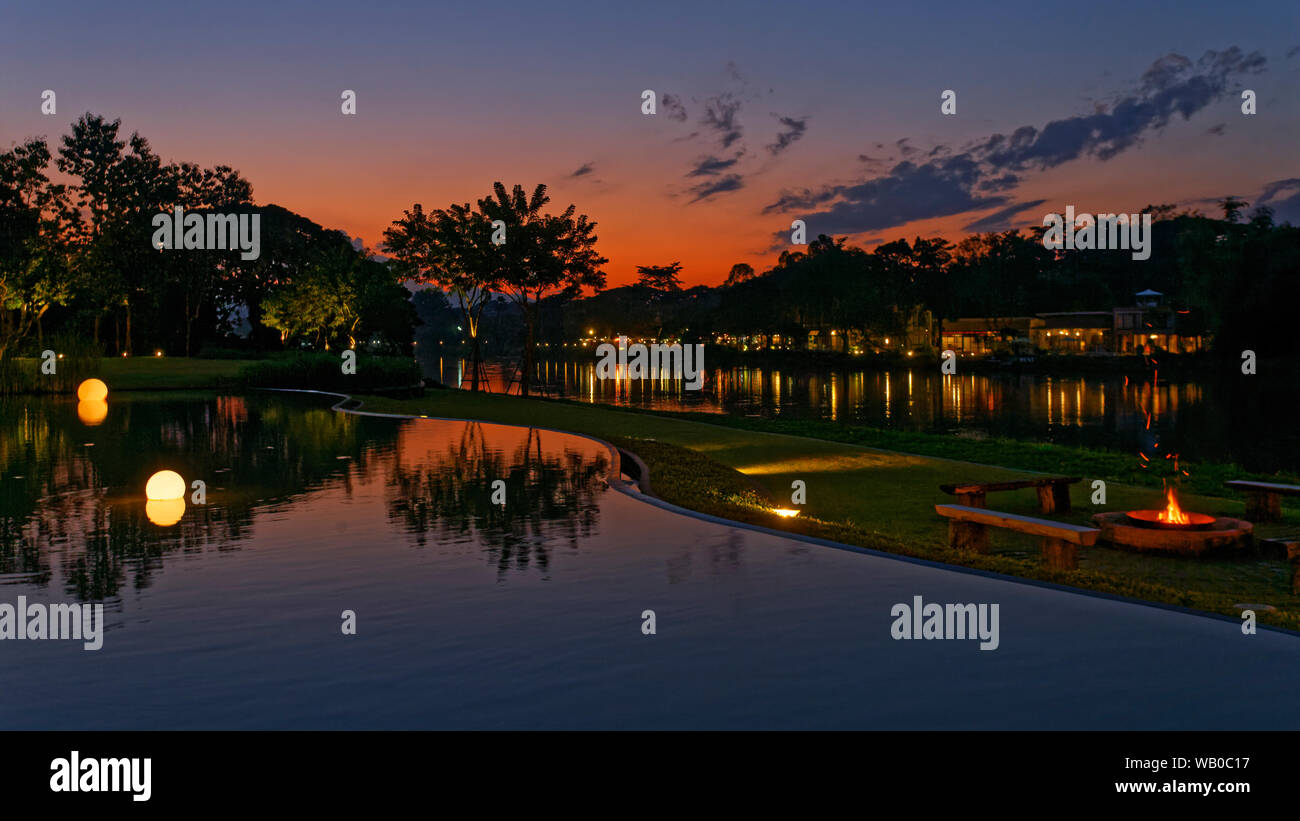 Tramonto sul fiume Mae Kok, Chiang Rai, Thailandia Foto Stock