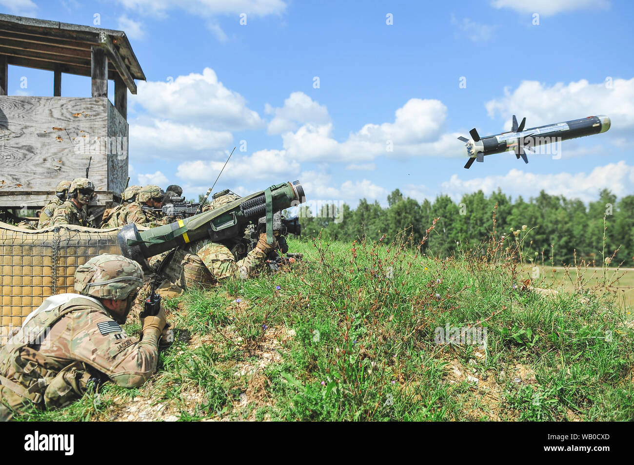 Un U.S. Paracadutista esercito assegnato al primo battaglione, 503rd Reggimento di Fanteria, 173rd Airborne Brigade incendi una MGF-148 giavellotto spalla cotta anti-missile serbatoio durante un combinato di bracci live-fire esercizio a Grafenwoehr Area Formazione, Germania, 21 agosto 2019. Il 173rd Brigata aerea è l'U.S. Esercito di risposta di emergenza forza in Europa, in grado di proiettare le forze di pronto ovunque negli Stati Uniti Europeo, Africa Centrale o comandi in aree di responsabilità. Foto Stock