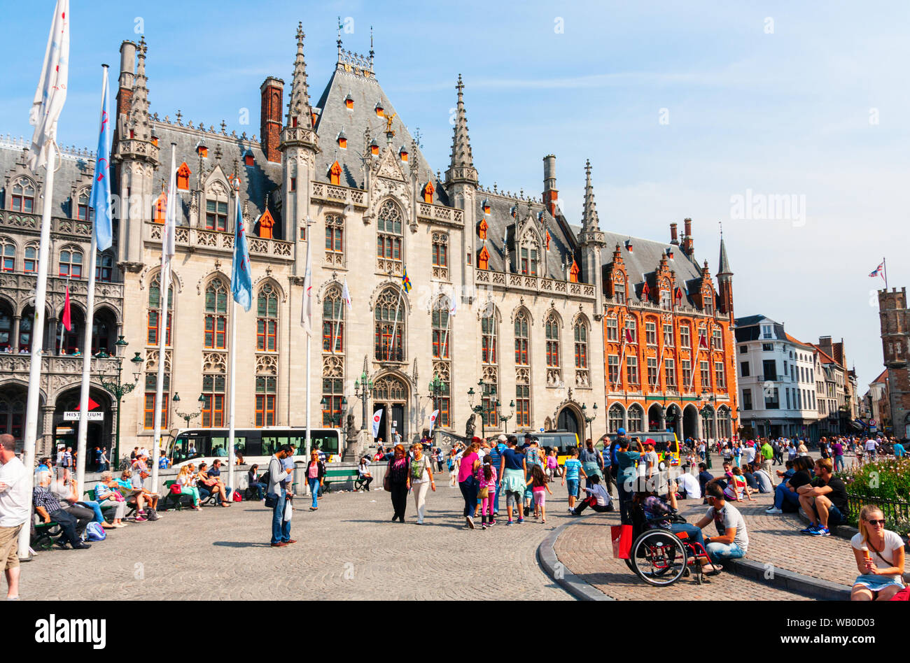 La Piazza del Mercato con il neo-gotica Provincia Corte edificio, affollato di turisti visite in un assolato pomeriggio in estate. Bruges, Belgio. Foto Stock