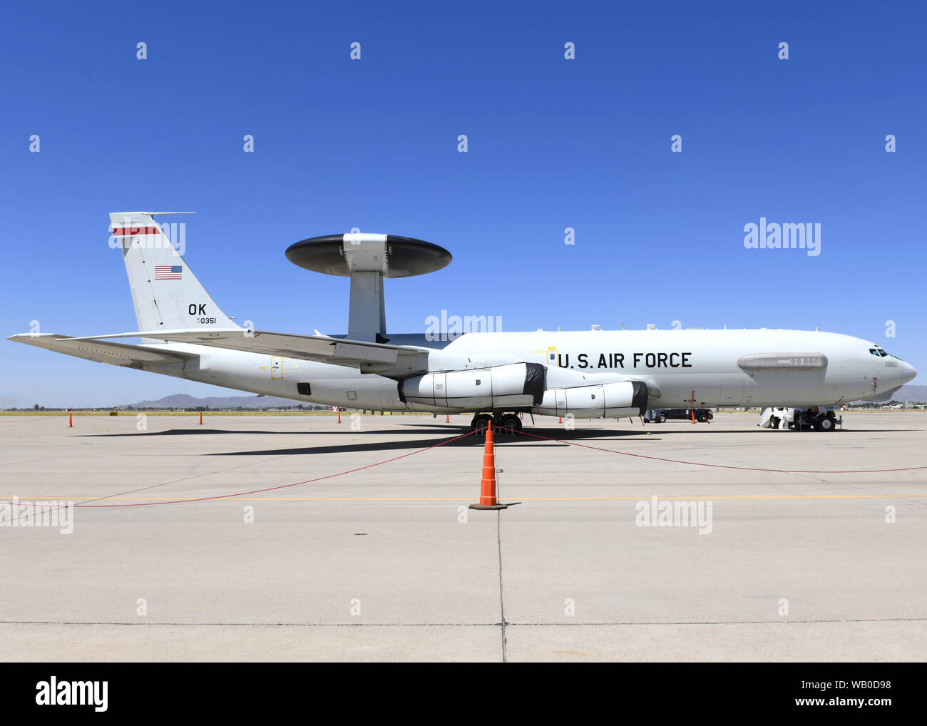 Un'E-3 Sentry Airborne attenzione e il sistema di controllo sugli aeromobili assegnati a Tinker Air Force Base, Okla., nuove prove a caldo Apparecchiature meteo Agosto 19, 2019, a Luke AFB, Ariz. La rotazione cupola radar, di 9 metri di diametro, è mantenuto al di sopra della fusoliera da due puntoni. Il sottosistema di radar di sorveglianza permette di più di 250 miglia dalla superficie della terra fino nella stratosfera, sulla terra o acqua per identificare e tenere traccia di gentile e il nemico a bassa aeromobile in volo. (U.S. Air Force foto di Airman Brooke Moeder) Foto Stock