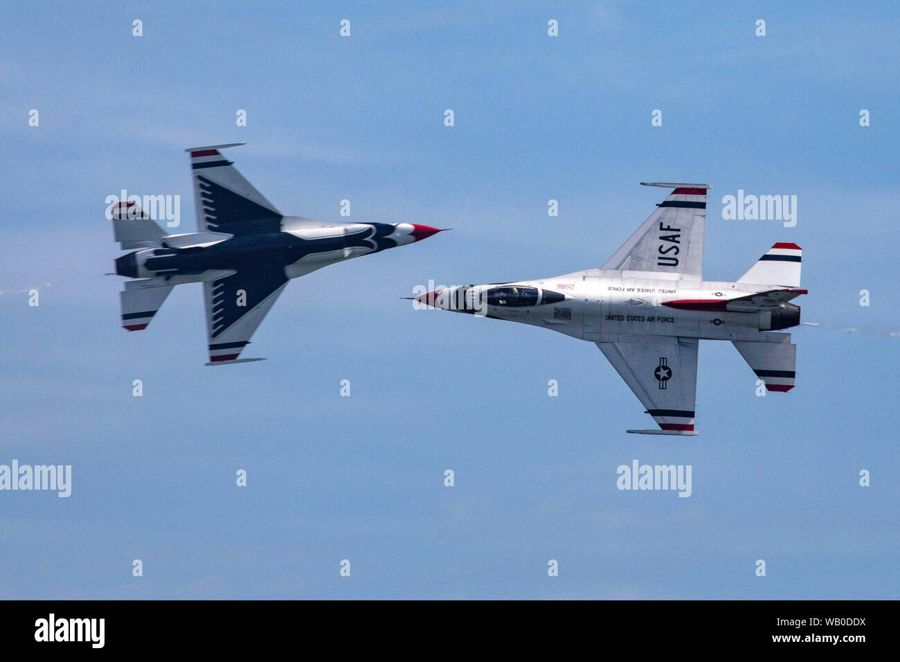 Gli Stati Uniti Air Force Thunderbirds eseguire durante il 2019 Atlantic City Airshow internazionale "Un saluto a coloro che servono" a Atlantic City, N.J., Agosto 21, 2019. Dal 1953, il team Thunderbirds ha servito come America's premier aria squadrone dimostrativo, affidata la missione vitale di reclutare, conservare e ispirare il passato, il presente e il futuro gli avieri. (New Jersey Guardia Nazionale foto di Marco C. Olsen) Foto Stock