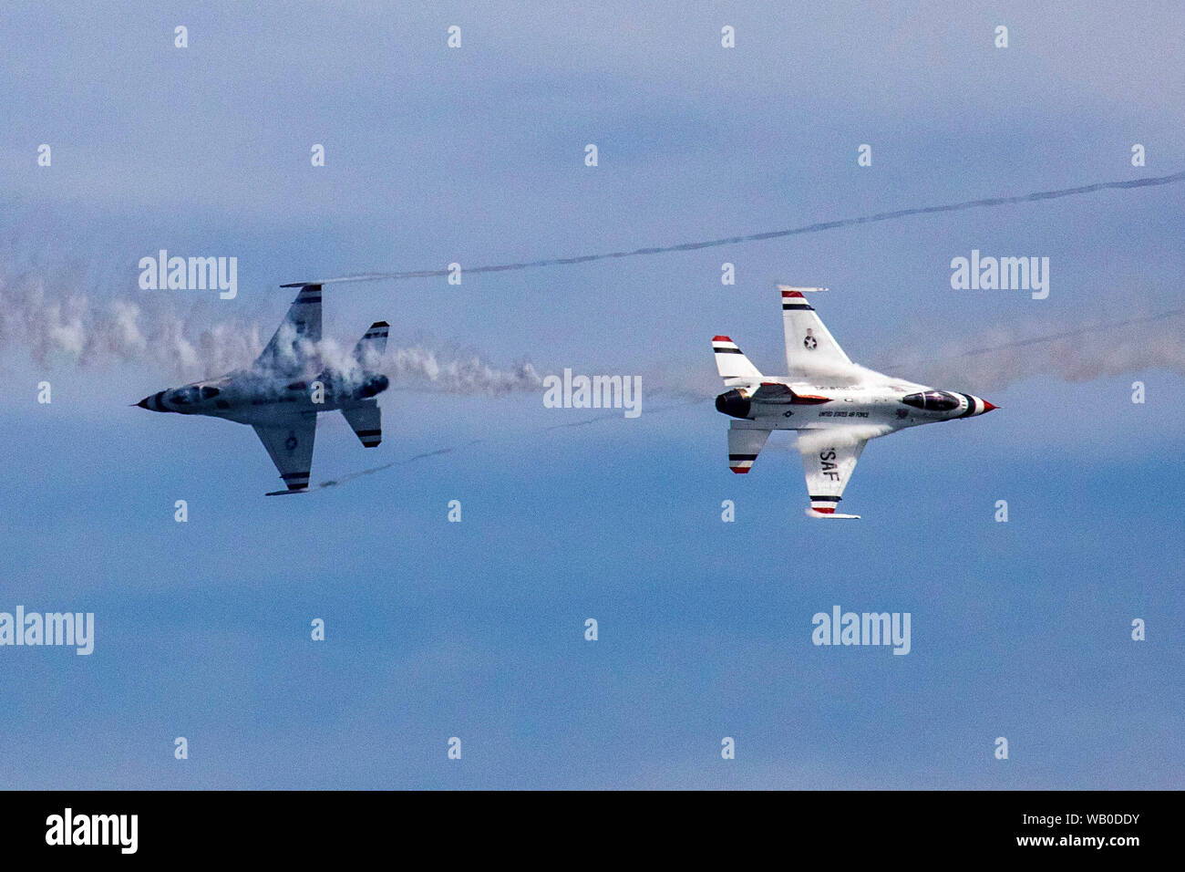 Gli Stati Uniti Air Force Thunderbirds eseguire durante il 2019 Atlantic City Airshow internazionale "Un saluto a coloro che servono" a Atlantic City, N.J., Agosto 21, 2019. Dal 1953, il team Thunderbirds ha servito come America's premier aria squadrone dimostrativo, affidata la missione vitale di reclutare, conservare e ispirare il passato, il presente e il futuro gli avieri. (New Jersey Guardia Nazionale foto di Marco C. Olsen) Foto Stock