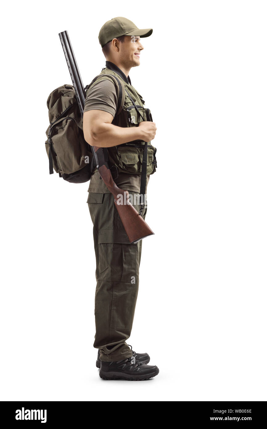 Lunghezza piena ripresa di profilo di un cacciatore in piedi con un fucile isolati su sfondo bianco Foto Stock