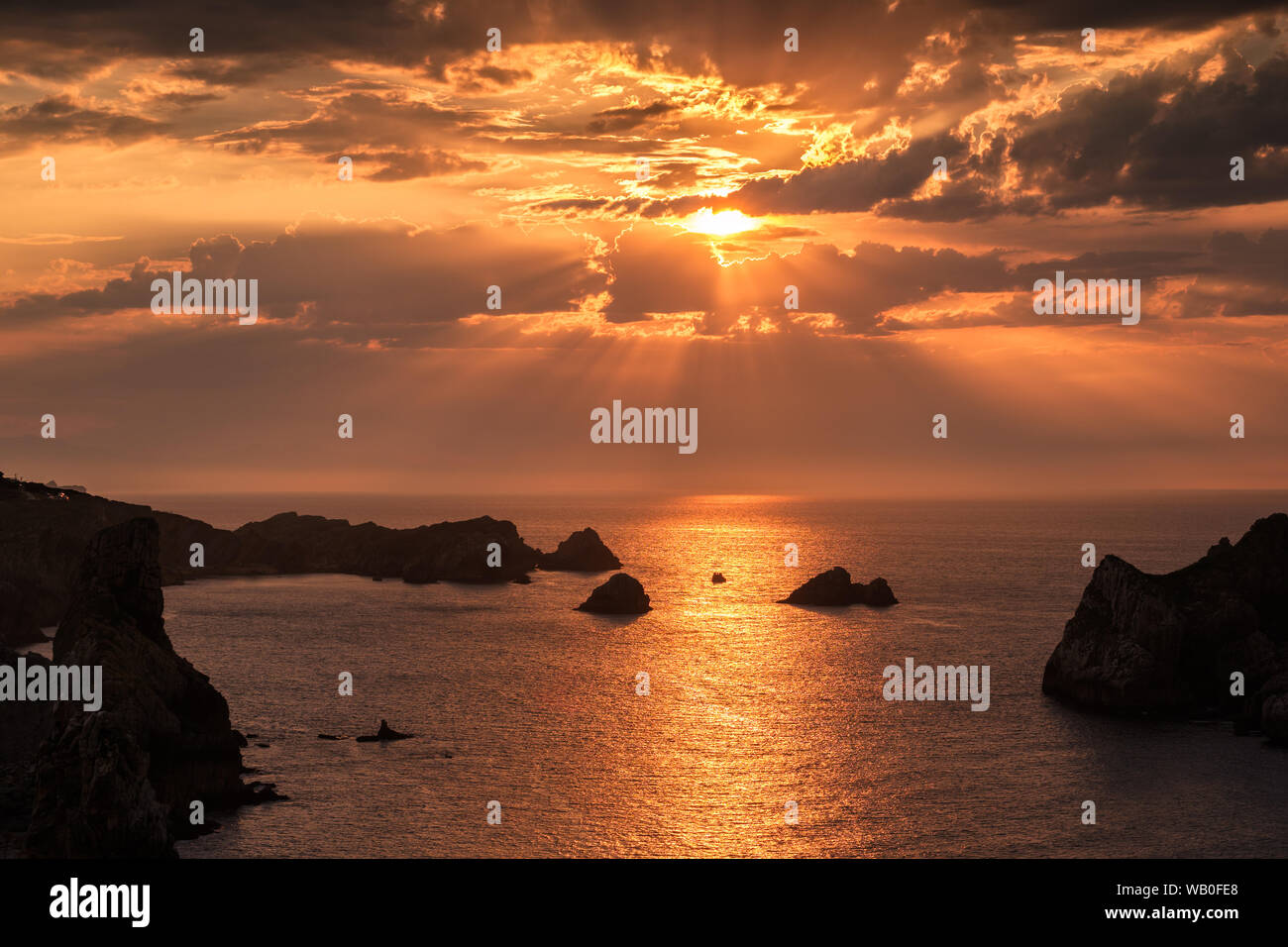 Bel Tramonto al robusto costa rocciosa di Liencres con Urros e nuvole, nel nord della Spagna Foto Stock