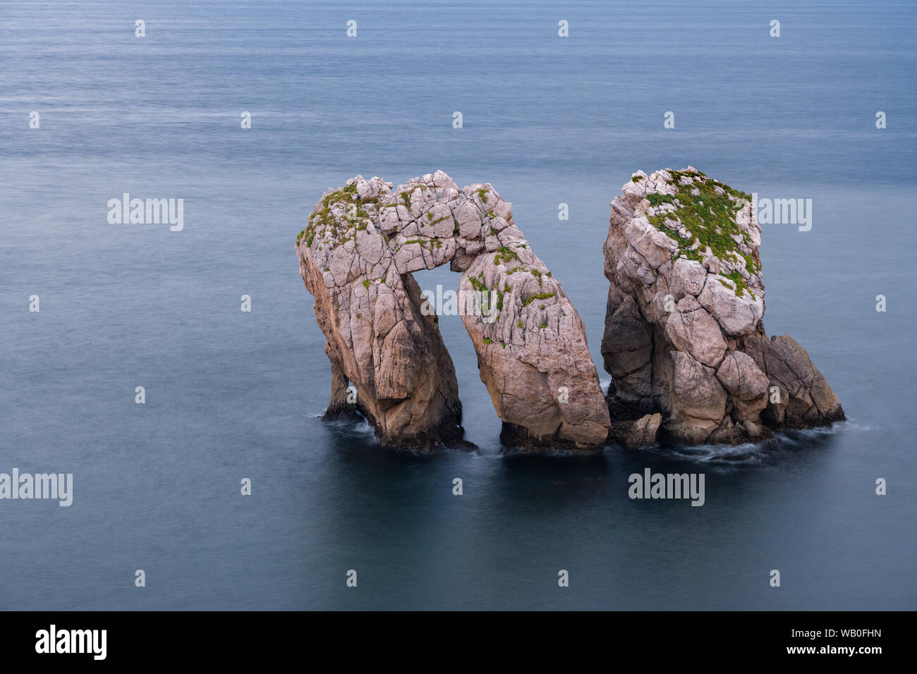 Urros Manzano bizzarro Rock in acque impetuose e onde sulla costa di Cantabria, Spagna settentrionale Foto Stock