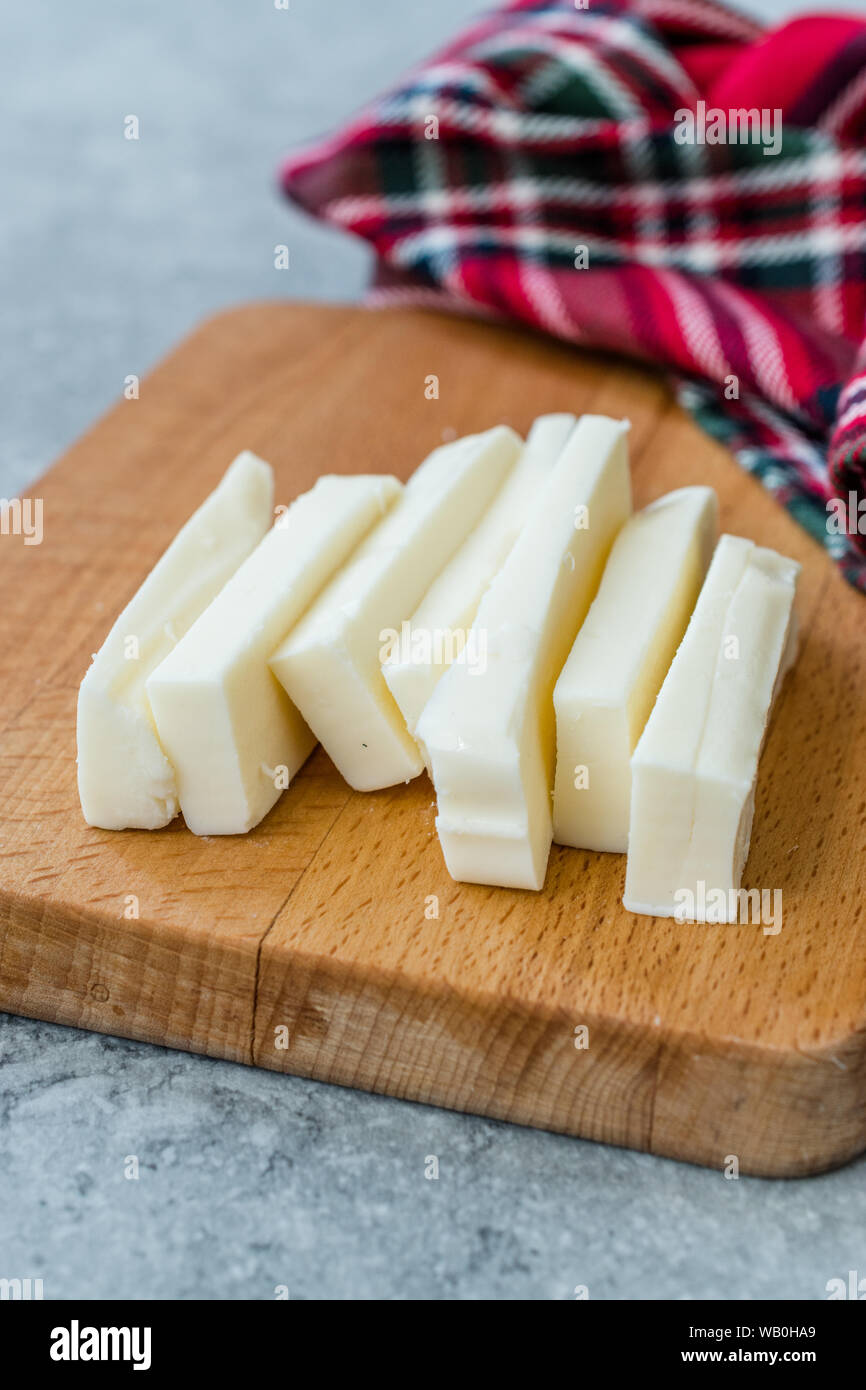Stringa di fette di formaggio per uno snack / Turco Peyniri Dil.  Tradizionale cibo organico Foto stock - Alamy