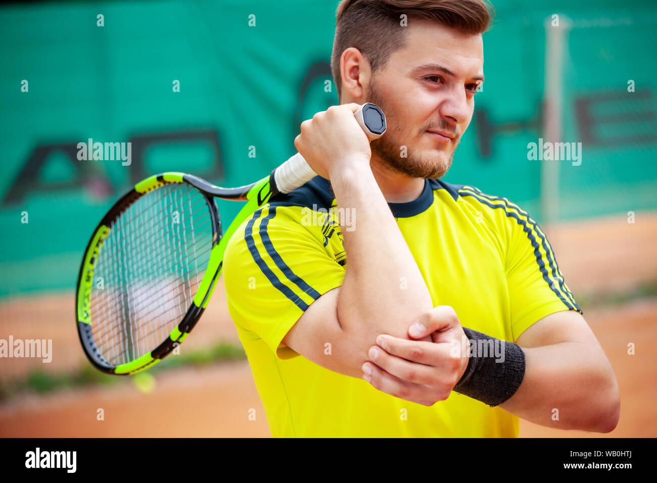 Tennista tenendo il suo gomito ferito. Il gomito del tennista concetto. Foto Stock
