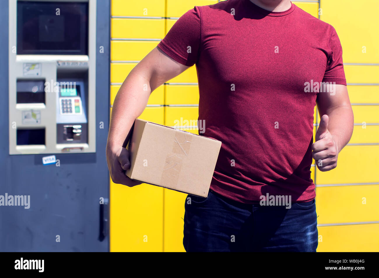 L uomo ha ricevuto un pacco utilizzando il self-service automatizzato post macchina terminale o armadietto Foto Stock